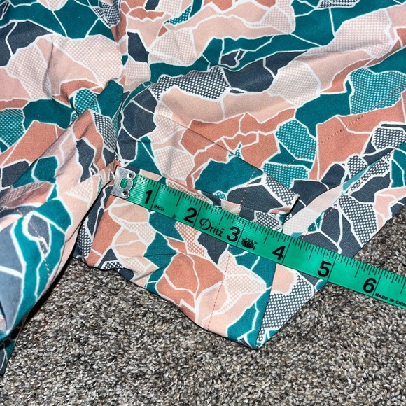 Women’s north face hiking shorts nwot colorful mountains - Picture 4 of 4